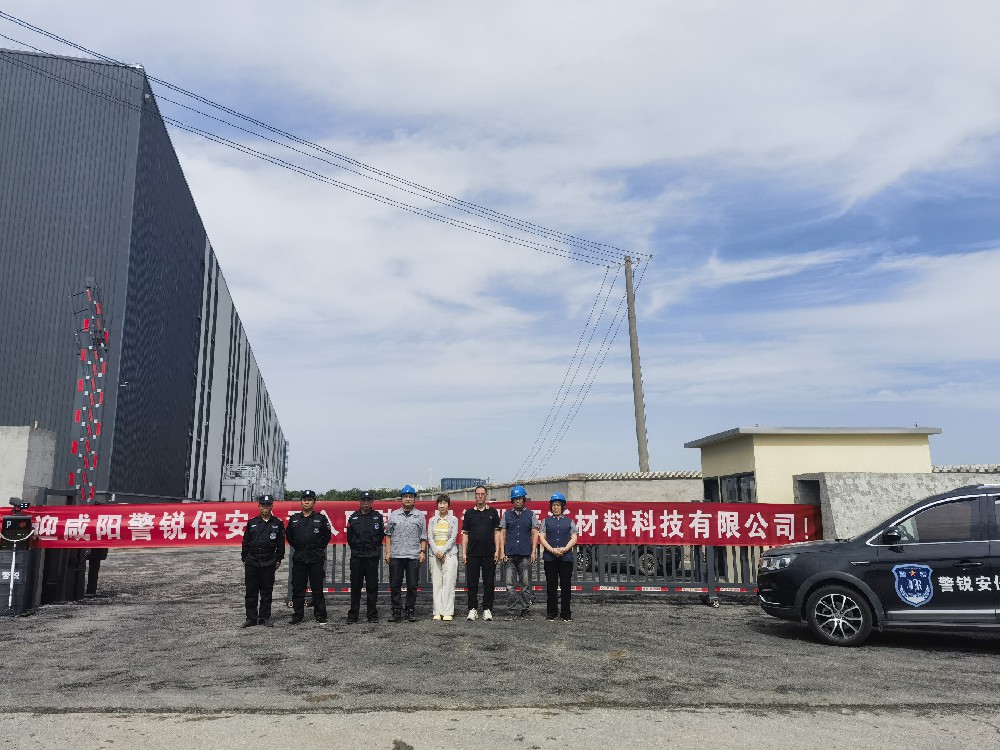 做保安，维护工作秩序的同时，又要保障自身安全一